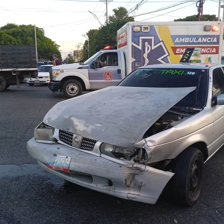 Choque entre dos vehículos deja al menos dos lesionados en la Av. Circunvalación, municipio Mariño