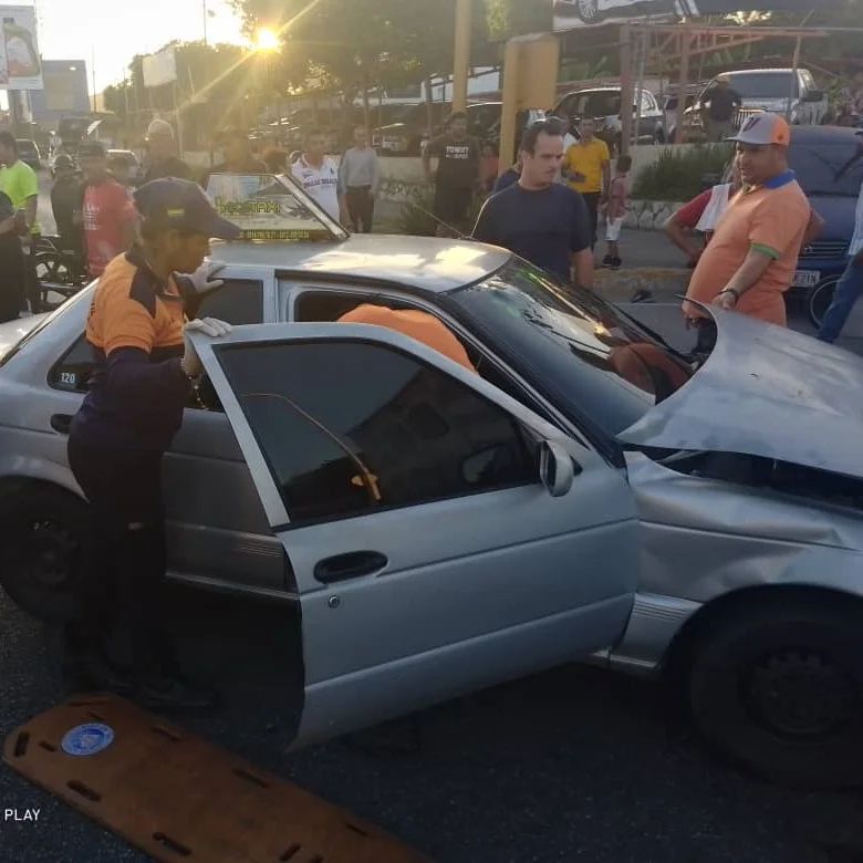 Choque entre dos vehículos deja al menos dos lesionados en la Av. Circunvalación, municipio Mariño
