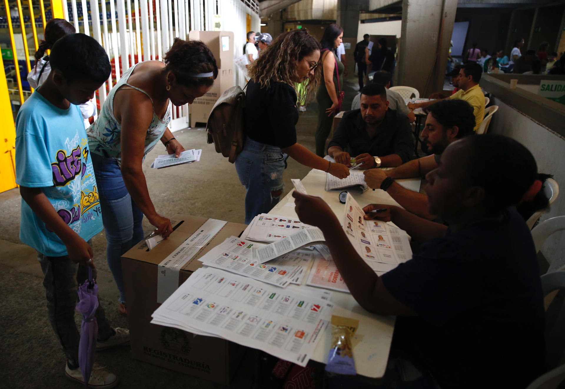 Baja participación y algunas irregularidades marcan las elecciones regionales en Colombia