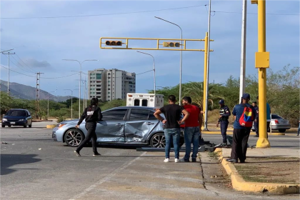 Choque entre dos vehículos en la Av. La Auyama frente a la entrada del urbanismo "Luisa Cáceres de Arismendi" deja heridos.