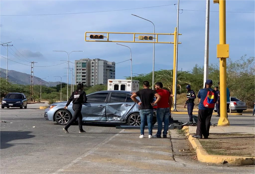 Choque entre dos vehículos en la Av. La Auyama frente a la entrada del urbanismo "Luisa Cáceres de Arismendi" deja heridos.