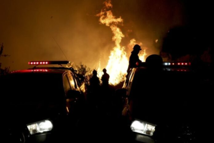 Los bomberos trabajaban para combatir las llamas que habían llegado a algunas casas de la región.
