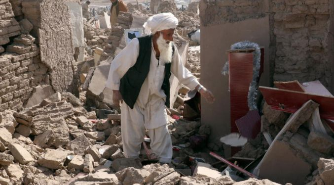 El portavoz del gobernador de la provincia de Herat, Nisar Ahmad Elyas, confirmó a EFE que al menos una persona falleció durante los terremotos de hoy.