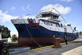 Lanzan barco de investigación pesquera y oceanográfica que se construyó en Chile