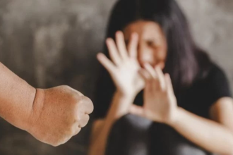 ¡Margarita! Captan en video a Madre castigando a su hija tras descubrir infidelidad