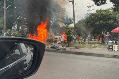 Al lugar de la emergencia fueron enviados tres máquinas extintoras