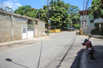 Vecinos denuncian escasez de agua en la calle Marcano de Las Piedras del Valle