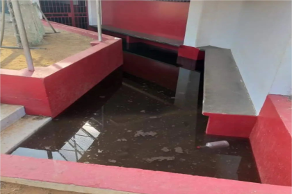 Inundación de aguas negras en el estadio de Juan Griego