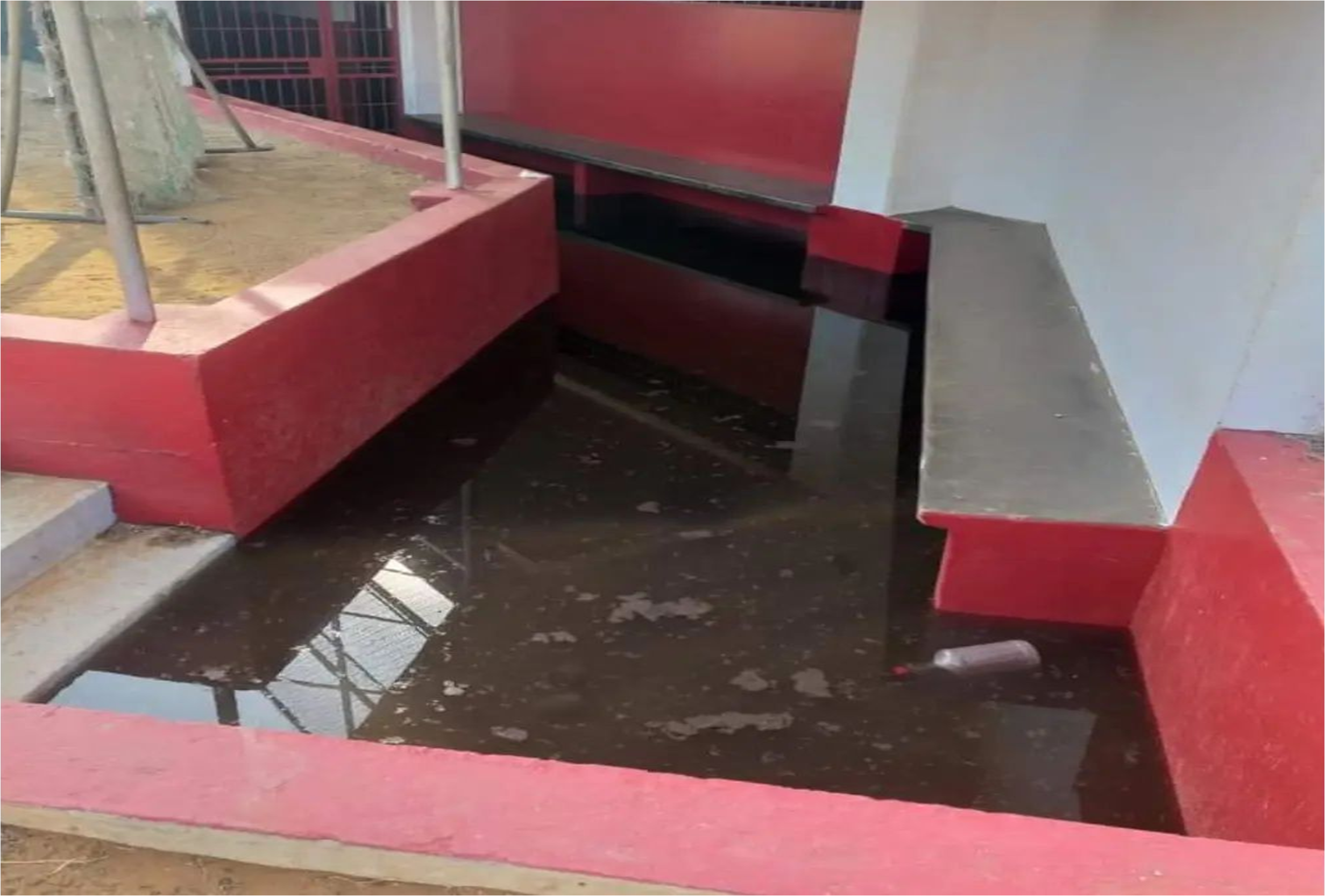 Inundación de aguas negras en el estadio de Juan Griego