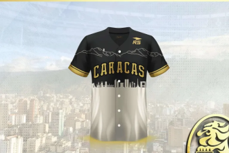 Con el clásico dorado y negro que ha estado presente en muchos de sus uniformes, la palabra Caracas en el centro y con una silueta del Ávila y otros espacios de la capital