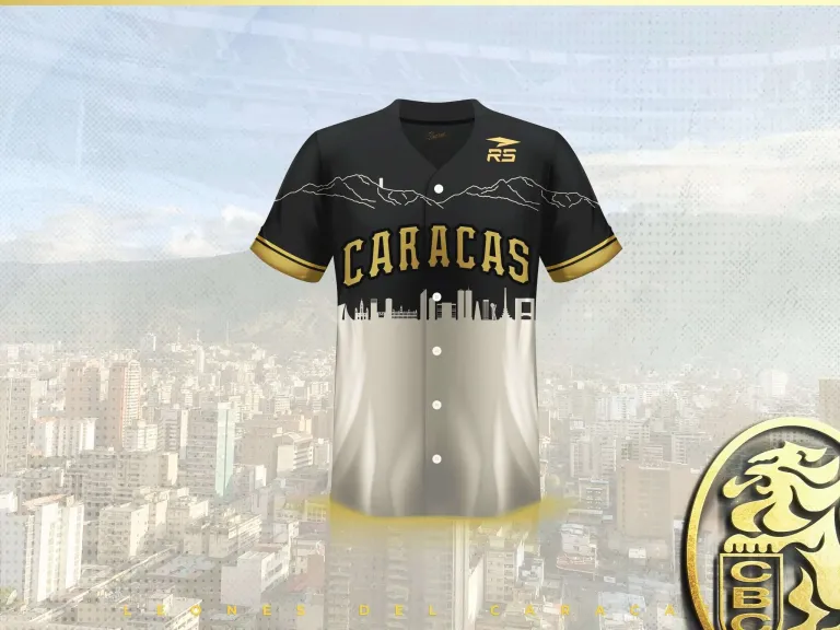 Con el clásico dorado y negro que ha estado presente en muchos de sus uniformes, la palabra Caracas en el centro y con una silueta del Ávila y otros espacios de la capital