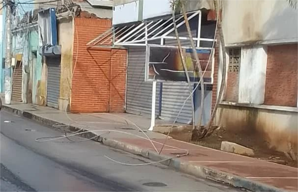 Desprendimiento de guaya eléctrica deja sin servicio a vecinos en calle Maneiro