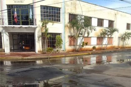 Desprendimiento de guaya eléctrica deja sin servicio a vecinos en calle Maneiro