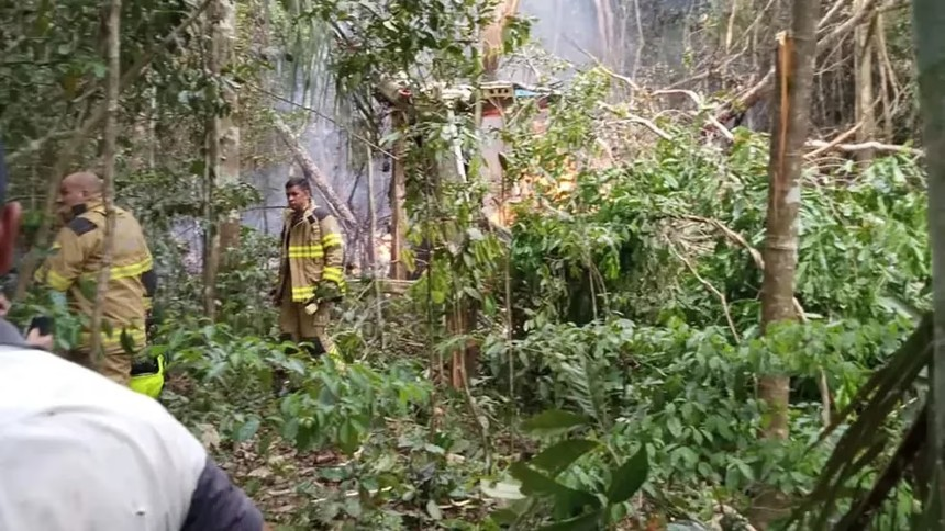 Un video grabado desde el lugar del accidente, difundido en redes sociales, mostraba restos de la aeronave en llamas esparcida en una zona boscosa.