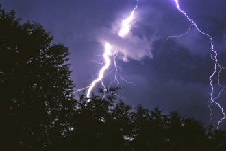 De acuerdo con el reporte oficial por la autoridades en competencia en la tarde del domingo se registraron fuertes lluvias con tormentas eléctricas sobre esas líneas.