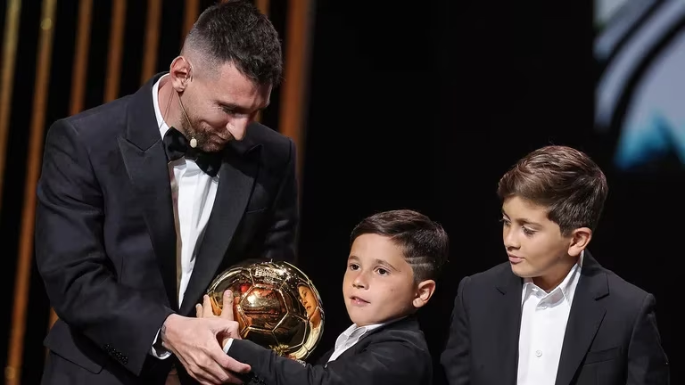 Messi, de 36 años, se alzó con el premio gracias a su contribución a la victoria de Argentina en el Mundial de Catar.