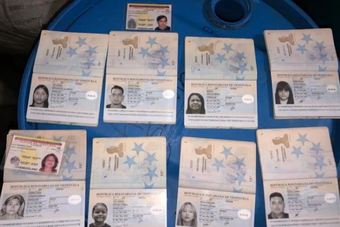 Documentos de identidad venezolanos, fueron hallados por pescadores del sector El Limón, en Costa Rica.