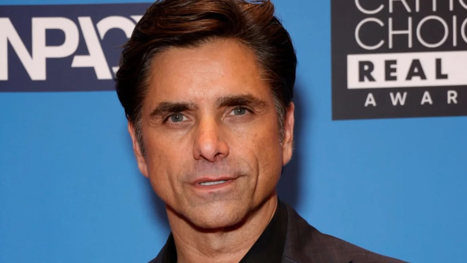 John Stamos, reconocido actor, valientemente comparte su experiencia de abuso sexual durante su infancia.