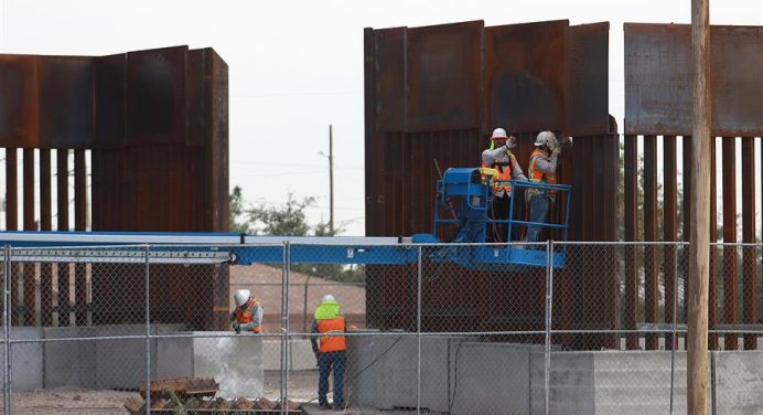 Inicio de la construcción del muro fronterizo entre Estados Unidos y México, pese a las críticas previas de Biden