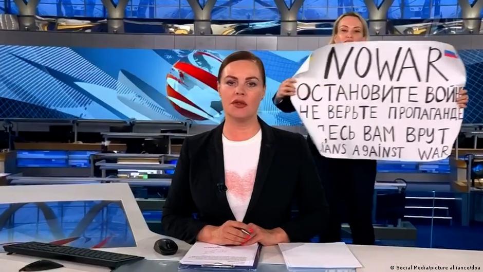 Condenada la periodista rusa que protestó contra la guerra en televisión