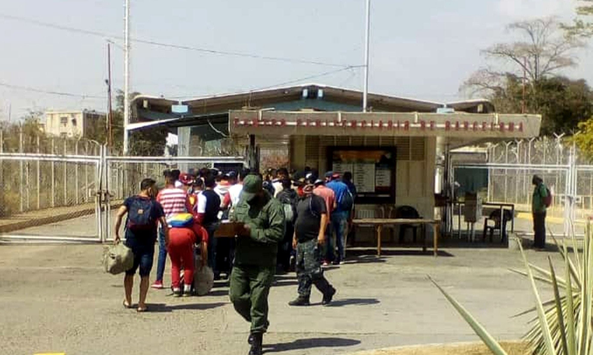 Despliegue de funcionarios de seguridad en los alrededores de la cárcel de Puente Ayala.