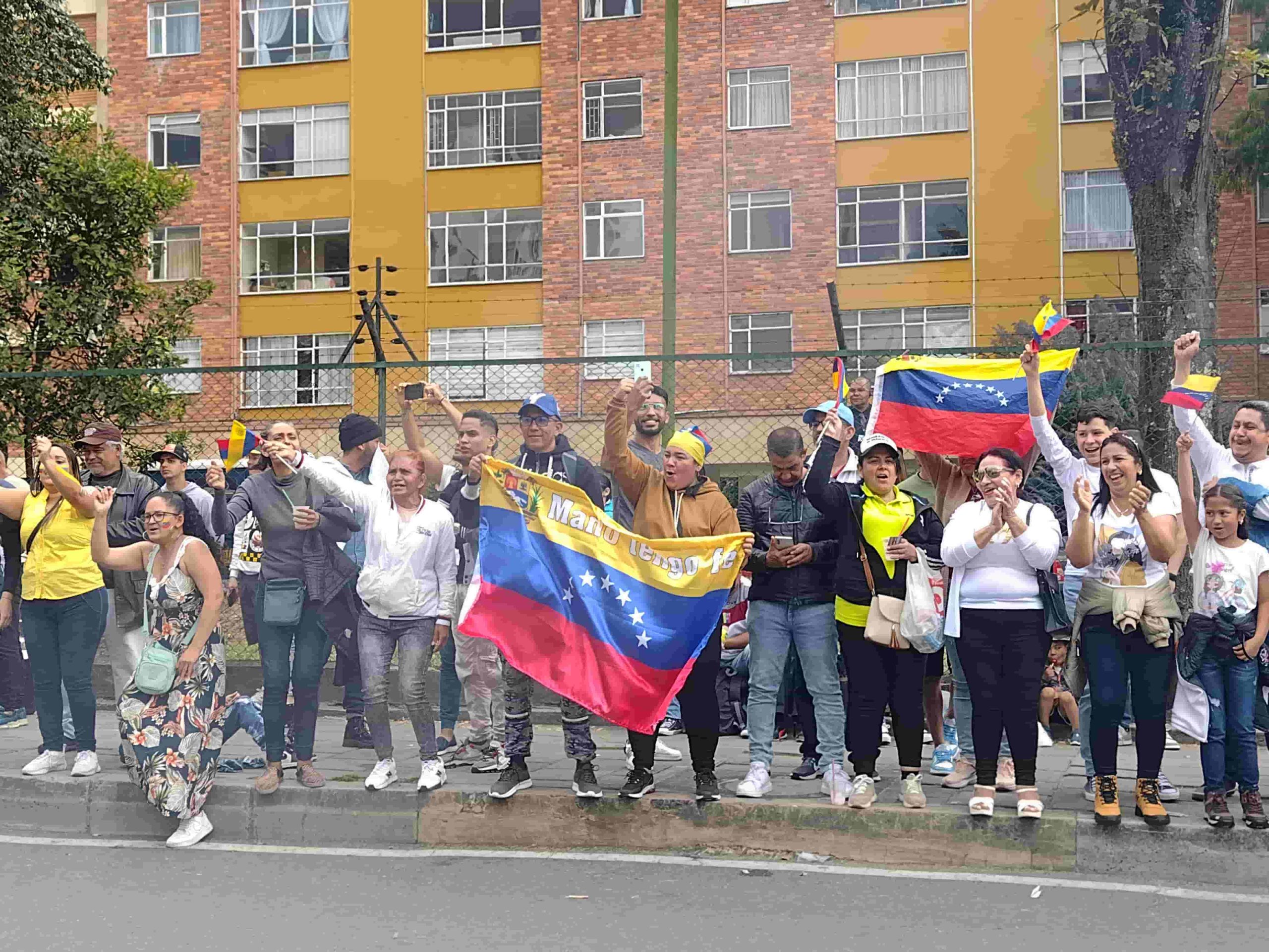 La lluvia no pudo apagar el entusiasmo de los venezolanos por votar en las primarias en Bogotá