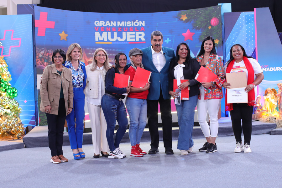 Maduro entrega los primeros 500 créditos del programa CrediMujer para impulsar el empoderamiento económico de las mujeres