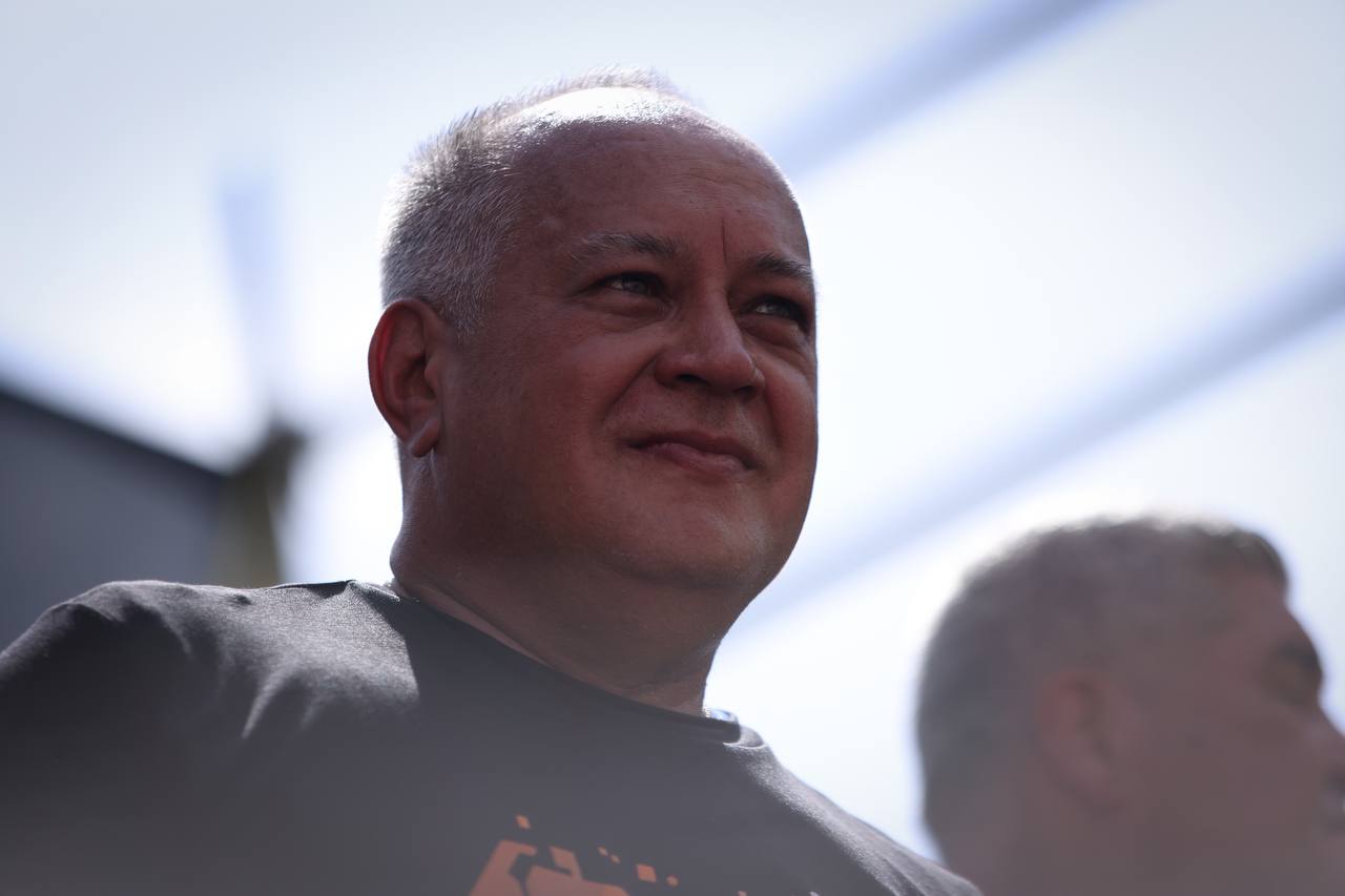 El titular “Cabello rechaza comunicado de CEV sobre referendo: ¡Da pena, vergüenza!” podría mejorarse de la siguiente manera: Cabello critica duramente el comunicado de la CEV sobre el referendo: ¡Es lamentable y vergonzoso!