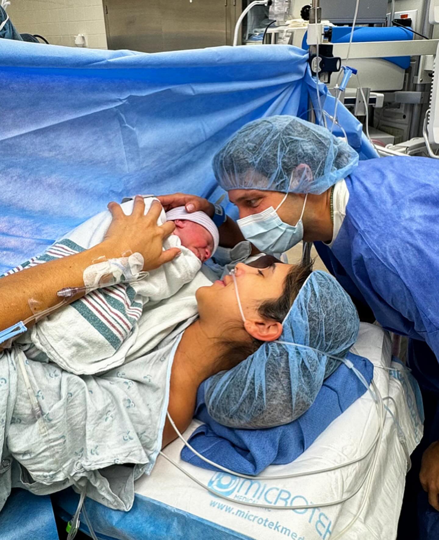 Daniela Ospina y Gabriel Coronel dan la bienvenida a su pequeño Lorenzo