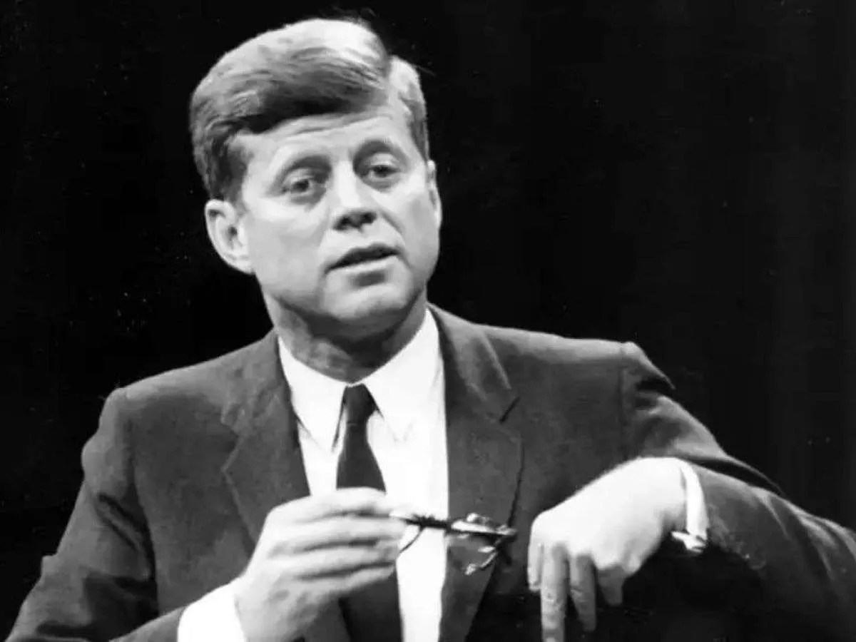 Mejorando el título: El asesinato del presidente John F. Kennedy: una tragedia que conmocionó al mundo.