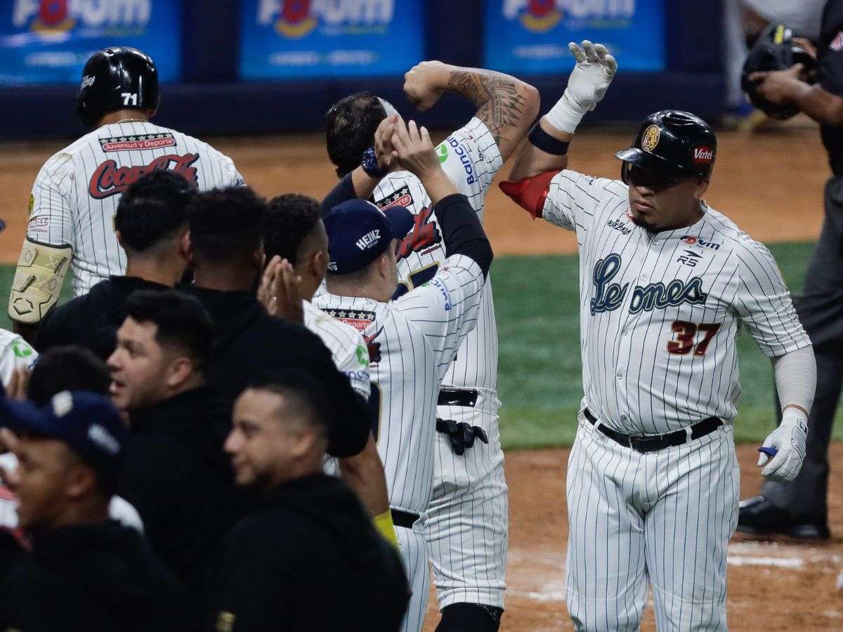 Los Leones vencieron a los Tigres y alcanzaron el liderato