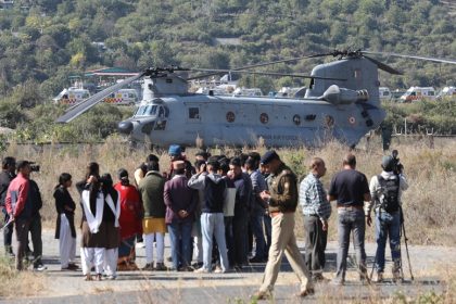 Los trabajadores indios que fueron rescatados de túnel tras permanecer 17 días atrapados, se disponen a abordar un helicóptero de la Fuerza Aérea India en el estado de Uttarkashi. EFE/EPA/Rajat Gupta