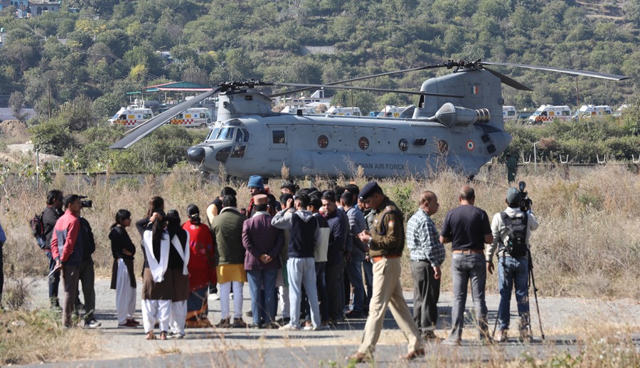 Los trabajadores indios que fueron rescatados de túnel tras permanecer 17 días atrapados, se disponen a abordar un helicóptero de la Fuerza Aérea India en el estado de Uttarkashi. EFE/EPA/Rajat Gupta