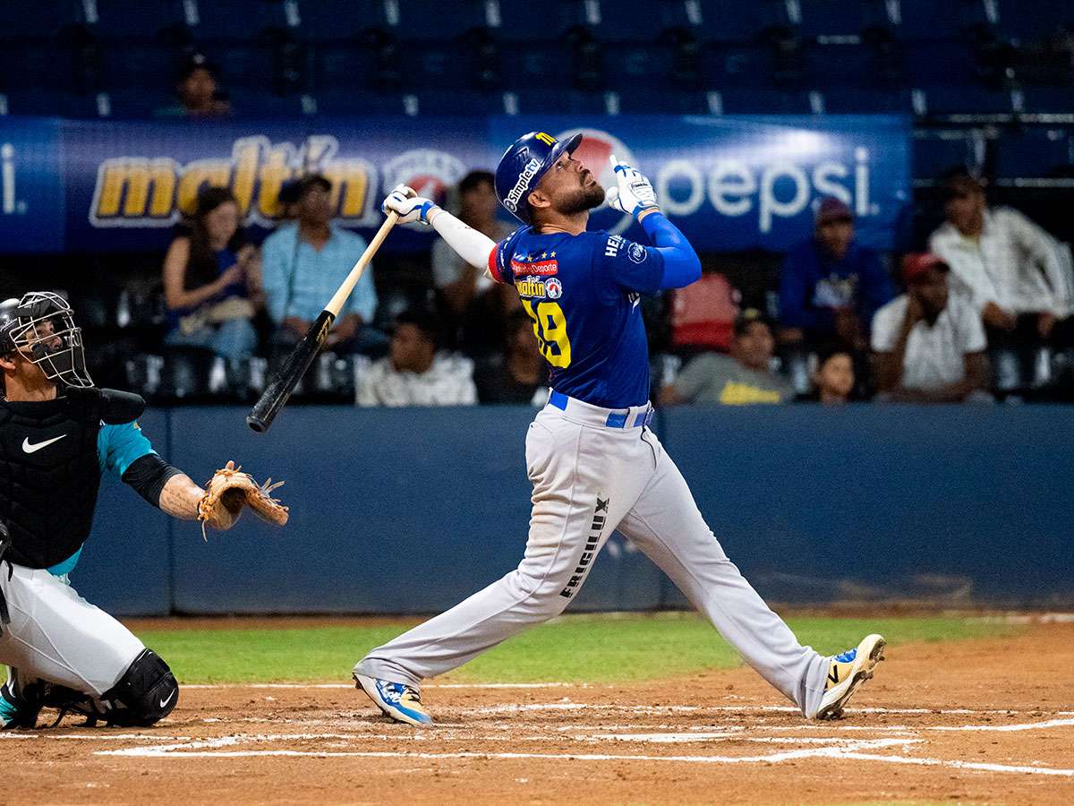 Magallanes arrolla a Bravos en el estadio Universitario