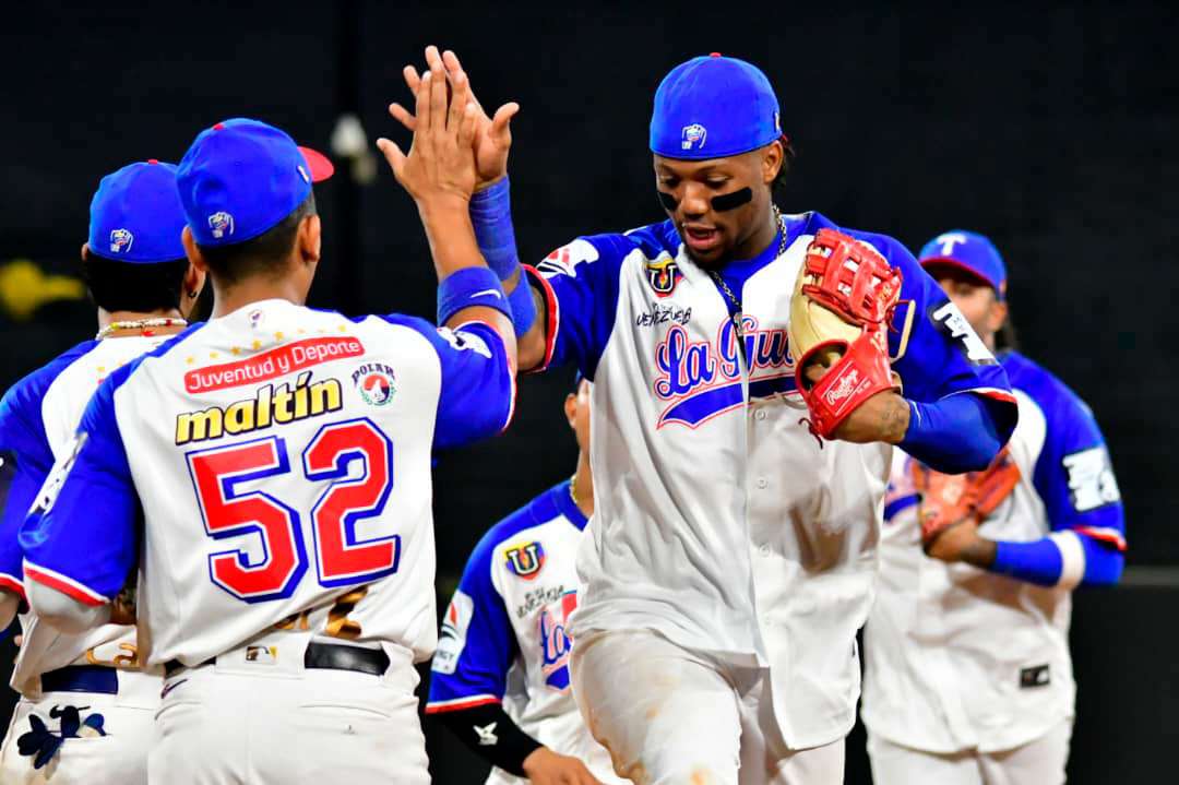 Tiburones arrasa con Águilas en el Estadio Universitario