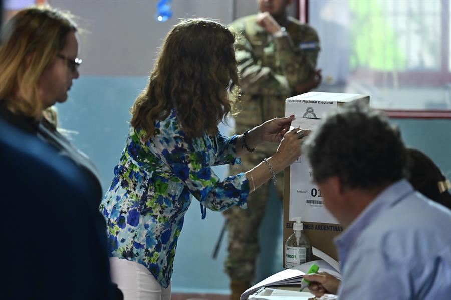 Se inauguran nuevos centros de votación para la segunda vuelta de las elecciones presidenciales en Argentina.