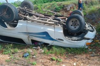 Camioneta se vuelca al evadir ganado suelto en carretera de Pedrogonzález, municipio Gomez.