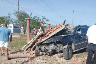 Vehículo choca y destruye parada de autobuses en el cruce hacia la Av. Juan Bautista