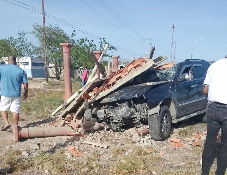 Vehículo choca y destruye parada de autobuses en el cruce hacia la Av. Juan Bautista