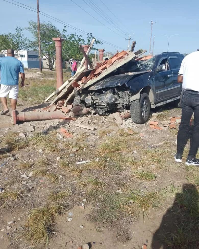 Vehículo choca y destruye parada de autobuses en el cruce hacia la Av. Juan Bautista 