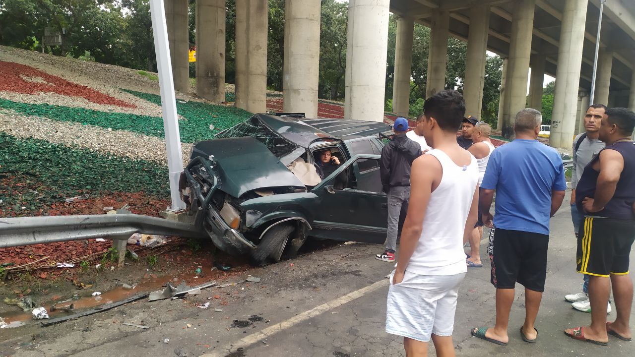 Accidente en el distribuidor La Bandera: Camioneta cae al vacío tras colisión con autobús