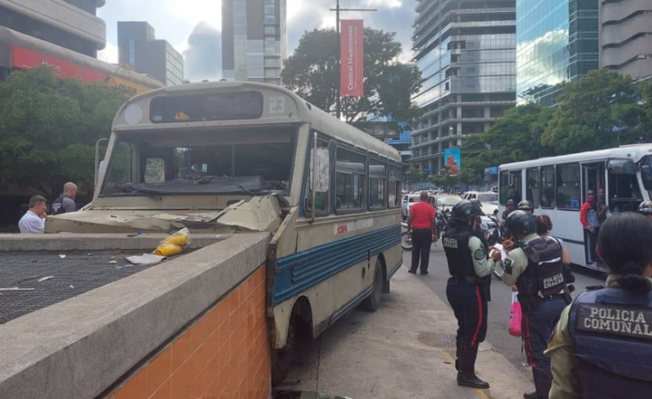 14 personas sufren heridas leves tras colisión de autobús en Altamira