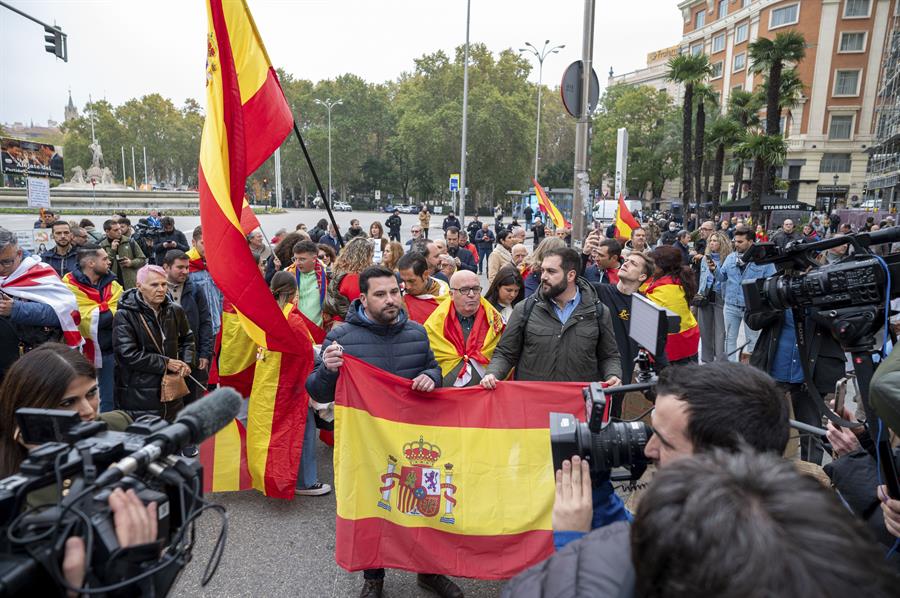 Protesta masiva contra la investidura de Sánchez cerca del Congreso español