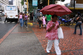 El Inameh prevé nubosidad convectiva asociada a precipitaciones y actividad eléctrica (destellos azules) en áreas al sur de Bolívar, este de Miranda, La Guaira, Falcón y el Lago de Maracaibo