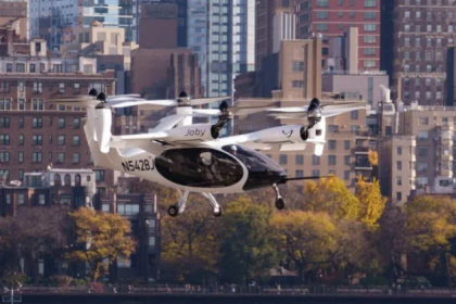 Al ser eléctrico, el avión funciona silenciosamente y es mejor para el medio ambiente que los motores de gasolina, como los de los helicópteros.