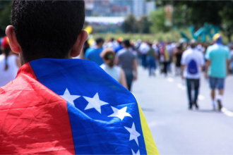 Migrantes Venezolanos Aportan US$ 410 Millones a la Economía Chilena