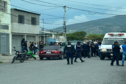 El fatal hecho habría sido protagonizado por un hombre, quien le disparó a su pareja y luego hirió en el brazo con el arma de fuego a su hija de 14 años.