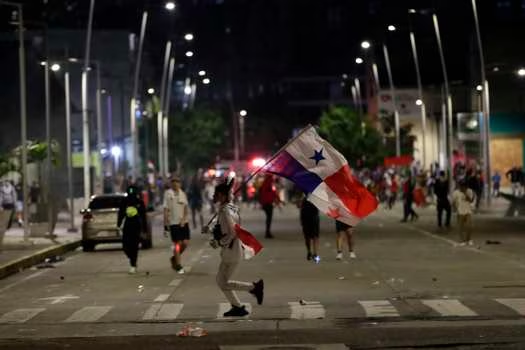 Manifestantes se enfrentan a la Policía al final de una nueva jornada de protestas contra el contrato entre el Estado y Minera Panamá, subsidiaria de la canadiense First Quantum Mineral (FQM), en Ciudad de Panamá. Foto: EFE - Bienvenido Velasco