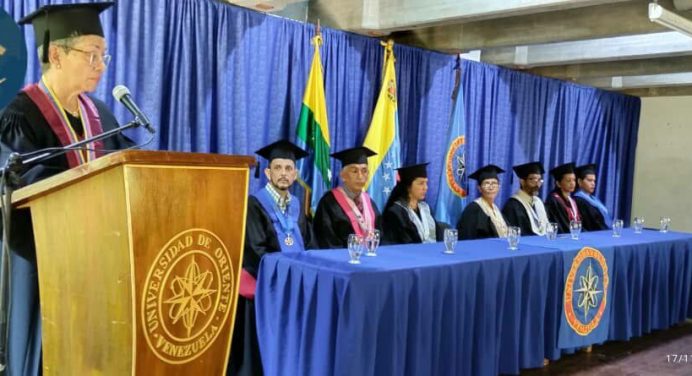 Graduandos de la UDO van con sus medallas para titularse en Anzoátegui