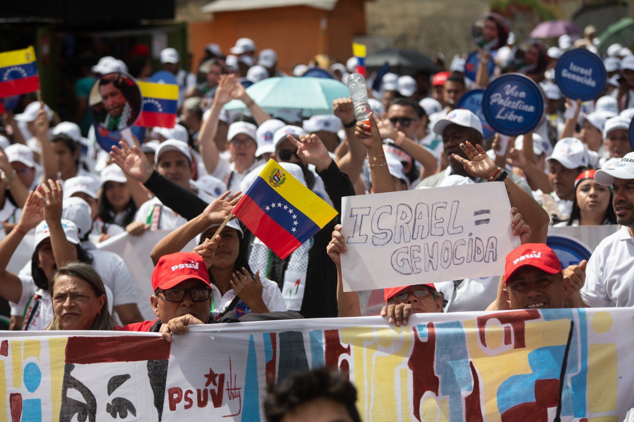 Manifestantes en Caracas exigen el cese del genocidio en Gaza con una multitudinaria marcha